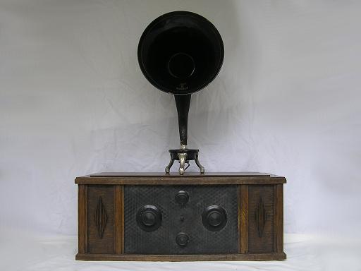 Radio desconocida con 3 vlvulas