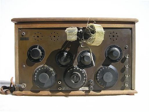 Radio desconocida con 4 vlvulas
